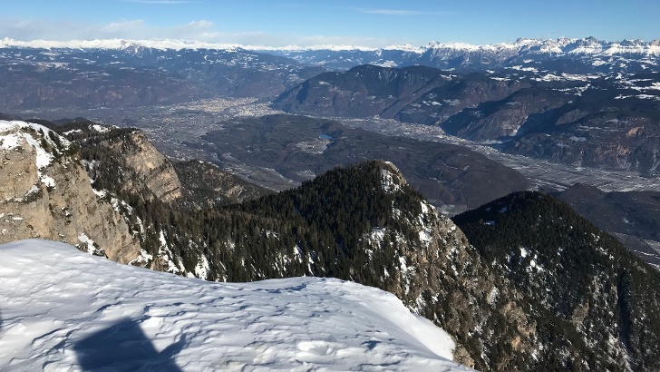 Blick in nordöstliche Richtung vom Südtiroler Unterland über den Mitterberg mit dem Montiggler See hinauf nach Bozen, die Hochflächen Salten und Ritten, die Sarntaler Alpen sowie hinüber zum Reggelberg und den Dolomiten im Hintergrund